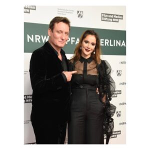 Bella Dayne Instagram - Thank you so much for having us ❤️🙏🏻 @berlinale @filmedienrw …cast and our director ❤️ Thank you so very much @estherperbandt for this incredible beautifully crafted outfit that you created 🖤🖤🖤 🙏🏻 #berlinale2023 #nrwempfang #berlinfilmfestival #oskarroehler