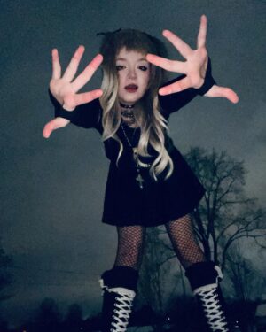 Bella Higginbotham Instagram - misa amane closet-cosplay :)

first time posting any cosplays on this account i hope you like it ‼️
•
•
•
•
•
•
#cosplay #closetcosplay #deathnote #misaamane #misa #apple