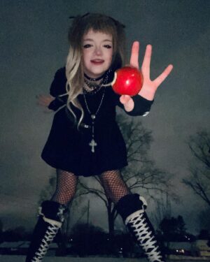 Bella Higginbotham Instagram - misa amane closet-cosplay :)

first time posting any cosplays on this account i hope you like it ‼️
•
•
•
•
•
•
#cosplay #closetcosplay #deathnote #misaamane #misa #apple