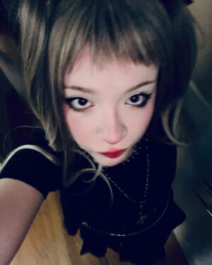 Bella Higginbotham Instagram - misa amane closet-cosplay :)

first time posting any cosplays on this account i hope you like it ‼️
•
•
•
•
•
•
#cosplay #closetcosplay #deathnote #misaamane #misa #apple
