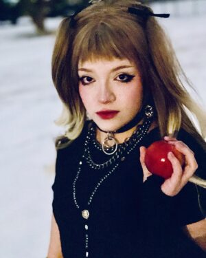 Bella Higginbotham Instagram - misa amane closet-cosplay :)

first time posting any cosplays on this account i hope you like it ‼️
•
•
•
•
•
•
#cosplay #closetcosplay #deathnote #misaamane #misa #apple