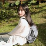 Bella Yang Instagram - 最喜歡剛夏天時的陽光☀️ 曬著很溫暖，風吹起來也涼涼的特別舒服☺️ 這時候最適合跟著我婆婆到處跑了！！ 不然我平常肯定很懶惰的😂 每次出門都會帶好多東西，雨傘、錢包、鑰匙、可能偶爾還需要帶個筆記本⋯ 就會想要有一個輕便的包包可以帶出門🥹 這次夏天想帶著 @kipling_taiwan 跟婆婆一起去輕旅行或是爬山玩水💖💖 初夏的輕盈的悠閒時光就讓Kipling 猴子包陪你了☀️ #KiplingTaiwan #LiveLight #NeverWithoutMyKipling #輕輕夏猴猴玩