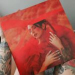 Bely Basarte Instagram - Este vinilo nació hace un año en forma de idea y hoy es una realidad entre nuestras manos. Han sido unas cuantas las personas trabajando para que esto ocurra y os quiero dar las gracias 📢❤️ aquí y ahora: @alexgranero por el emotional support y acompañarme con compo y produ en No te necesito, Todo va a estar bien y Si la luz se va @christiannlyon por ayudarme a gestionar todo lo que no se ve para que exista lo que sí @joshxberrios por tu tiempo y talento en compo y produ de los temas M-40, Tanta Adrenalina y BDH @fernandoboix por dejarme crear contigo y producir Contigo (hehe) @omglobal que, aparte de todos los videoclips que han puesto imagen a este trabajo, han diseñado todo el vinilo con fotos de @alelanoix y @stteveenn, estilismos de @luchocampos_ y @andreaegidomuah @soyalberto.vela por juntarte conmigo a escribir con tanto cariño, por las demos que serán himnos @altafonte_spain por ayudarme a que estas canciones lleguen a vuestras vidas y a vuestras casas literalmente Por supuesto, gracias a vosotrxs por hacer posible este sueño otra vez más 😭❤️✨️