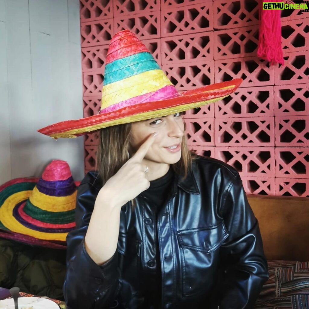 Benedita Pereira Instagram - - “olha eu a fingir que estou distraída na conversa a envergar este chapéu” - “toutaaaabeeeer” - “tazábusaaaaar” @o_lat.a