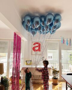 Benedita Pereira Instagram - A de Alegria, A de Amor, A de Aniversário, A de Álvaro. O Sr Álvaro fez 3 anos e foi uma bela desculpa para decorar a casa com pirosadas, pôr toda a gente a usar chapéus ridículos e comer o carro do Regresso ao Futuro que sabia a chocolate. Foi bonita a festa. E o Álvaro é um senhor de 3 anos muito feliz! ❤️😀🥳