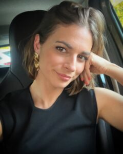 Benedita Pereira Instagram - Zoom meeting no carro à porta da escola, vinda de uma entrevista, toda aperaltada - um dia normal, portanto. #fabulousmomlife
