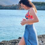 Bengi İdil Uras Instagram - Bizim de tatil fotoğrafımız olmasın mı ? Eteğim Datça’nın en tatlı markası @doadatca 🫠 Fotoğraf hayatımın en tatlısı @timustagram 😁♥️ #reklam