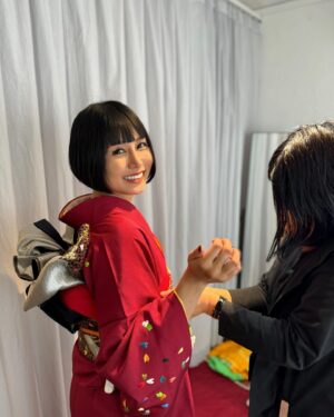 Beni Ninagawa Instagram - ライブグッズ撮影現場のオフショットをおすそ分けです。
こんなに沢山写真撮っとっといてくれたのね。ありがとう。
一連の流れに関わってくださってる全ての方々に感謝。
ECサイトでのカレンダー、アクスタセットは追加発注分残りわずかでごぜぇます。