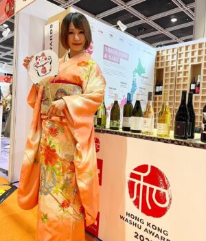 Beni Ninagawa Instagram - 今朝香港に着きまして、こちらの授賞式で本日、香港でスピーチをさせて頂きました。
HONG KONG WASHU AWARDS
今回で4回目の日本の、ワイン、日本酒、焼酎など、お酒たちの授賞式ということで香港や海外で活躍されている日本のお酒の生産者の方たちを少しでも応援出来れば。日本の文化の更なる進出の為にと思ってお話をさせて頂きました。

なんと、幻のなかなか手に入らない北海道のワイナリー、ドメーヌタカヒコ
のヨイチノボリも頂きました。感動の味でした。
これぞ日本の繊細さ。あっぱれ日本。
さて、明日は和楽器バンド東京公演。
宜しく頼むぜ。
