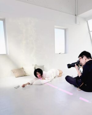 Beni Ninagawa Instagram - ライブグッズ撮影現場のオフショットをおすそ分けです。
こんなに沢山写真撮っとっといてくれたのね。ありがとう。
一連の流れに関わってくださってる全ての方々に感謝。
ECサイトでのカレンダー、アクスタセットは追加発注分残りわずかでごぜぇます。