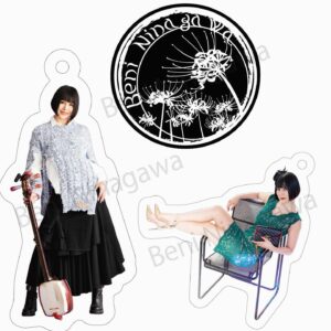 Beni Ninagawa Instagram - グッズお披露目でございます。
卓上カレンダー3000円
ミニアクリルキーホルダー2種、ロゴステッカーの3点セット 2000円
ロゴステッカーは剥がすと直径4.5cmくらい。アクキーは比較に和楽器バンドのアクスタ左に立たせてみました。
ミニサイズでポーチなどにも付けやすいサイズ。縦5cmくらい。
5月5日ワンマンライブ会場、ECサイトにて同時発売です。
開演前、終演後販売致します。会場では現金のみでの販売となります。できる限りお釣り無きようご協力ください。
終演後のみ物販立たせて頂きます。
数量は特に制限しておりおりません。会場限定特典として、1回のお買い物につきデジタルフォト2種類ランダムでプレゼント。ではではよろしくお願いいたしまーす•*¨*•.¸¸♪

https://benifan.base.shop/
