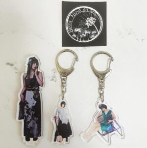 Beni Ninagawa Instagram - グッズお披露目でございます。
卓上カレンダー3000円
ミニアクリルキーホルダー2種、ロゴステッカーの3点セット 2000円
ロゴステッカーは剥がすと直径4.5cmくらい。アクキーは比較に和楽器バンドのアクスタ左に立たせてみました。
ミニサイズでポーチなどにも付けやすいサイズ。縦5cmくらい。
5月5日ワンマンライブ会場、ECサイトにて同時発売です。
開演前、終演後販売致します。会場では現金のみでの販売となります。できる限りお釣り無きようご協力ください。
終演後のみ物販立たせて頂きます。
数量は特に制限しておりおりません。会場限定特典として、1回のお買い物につきデジタルフォト2種類ランダムでプレゼント。ではではよろしくお願いいたしまーす•*¨*•.¸¸♪

https://benifan.base.shop/