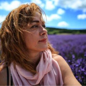 Bennu Yıldırımlar Instagram - Fransa. #tbt leri💜💜💜 güzel günleri beklerken biraz içimiz açılsın 🙋🏻‍♀️ #iztv @eylemyildiz 🦋🦋🦋