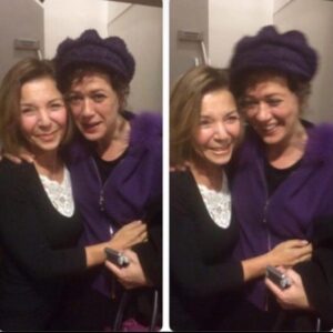 Bennu Yıldırımlar Instagram - Canım öğretmenim #rumeysasavaskan aramızdan ayrılmış...Soyadı gibi gerçek bir savaş vererek...

Bu fotoğrafta, oyunuma geleceksin ve mor rengini çok seversin diye böyle giyinmişim...Gururla oyunu seyrettin ve kulise geldin... Sadece bu fotoğrafta değil , daha bir çok anımız var... Hep iyi ki’lerle dolu...Aramızdaki bağ , hep özeldi. Öyle de kalacak... Bir çok şeyi anlattık , paylaştık , bir çok şeye güldük , ağladık birlikte...İyi ki yaşadık... Sonuna kadar eksikliklerimi de söyledin , fazlalıklarımı da...Ama hep kabul ettin ve paylaştın benimle bir anne gibi...İyi ki vardın. Var olmaya devam edeceksin benimle...Daha bir çok öğrencinin kalbinde olduğu gibi... Büyük bir emekle yetiştirdiğin kızın @ahusavaskan kardeşim ,torunun Alin  yeğenim olarak hep hayatımda olacaklar... Seni seviyorum, biliyorsun 💜💜💜