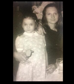 Bennu Yıldırımlar Instagram - Emilia abla ile ... 70’ler 🎈🎈🎈
#tbt