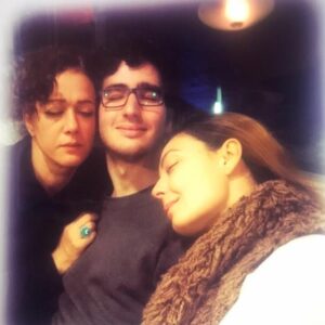 Bennu Yıldırımlar Instagram - 2015 te 12. Gece prova dönemi... Gözlerimizi açtığımızda herşey düzelmiş olsa diye içimden geçiriyorum şimdi baktığımda🍀🍀🍀
#anılar 🥰
@ozzgeozder @ayalgin #12gece