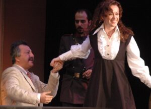Bennu Yıldırımlar Instagram - 2006 sezonundan... Üç Kızkardeş... @yigitsertdemir #boraseçkin @sehirtiyatrolari #üçkızkardeş 
#tbt🎭