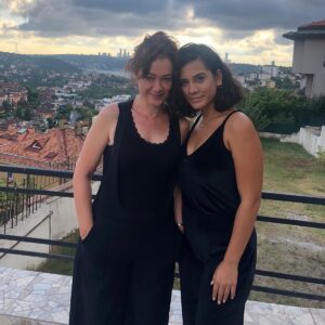 Bennu Yıldırımlar Instagram - Uzun bir aradan sonra , #yaprakdökümü ‘nde en küçük kızkardeşimiz Ayşe’yi oynayan @sebnemceceliii ‘yle buluştuk🥰 o artık hukuk fakültesi öğrencisi. Gurur duydum. Yolu açık olsun🌺🌺🌺