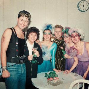Bennu Yıldırımlar Instagram - 1988 den bir merhaba #tbt si...@nesrinkadioglu arkadaşım bana bir sürpriz yaptı bu fotoğraf ile. Sizde olmayan bir fotoğrafınızla  karşılaşmak gerçekten keyifli. İstanbu Şehir Tiyatroları’nda rol aldığım ilk oyun olan Aristofanes’in ‘Kuşlar ‘ ını unutmam mümkün değil tabii. Ne de güzel müzikleri vardı🦋🦋🦋

Fotoğraftakiler soldan sağa: @canbasak65 #berrinakdeniz @demet.bzyk.salt @enginalkan , ben ve @asliicozu 🥰🥰🥰 @sehirtiyatrolari @haldundormen