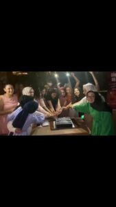 Bennu Yıldırımlar Instagram - Jüri üyesi olduğum ‘ Yeni Nesil Sinema Okulu Yarışması’nda seçtiğimiz 5 filmin , çekim öncesi eğitimleri Antalya ‘da tamamlanmış. Pırıl pırıl gençlerimiz şimdi , yaşadıkları şehirlerde kendi hikayelerini filme aktaracak. Altın Portakal ‘da bu yıl sizleri izlemek ayrı bir keyif verecek. Hepinize kolay gelsin kızlar🙋🏻‍♀️💜💜💜🙋🏻‍♀️ @antalyabb #holladabaşkonsolosluğu #yeninesilsinemaokulu #kadınıngözüylesinemanıngücüyle