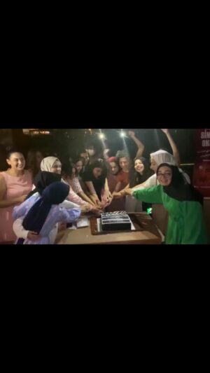 Bennu Yıldırımlar Instagram - Jüri üyesi olduğum ‘ Yeni Nesil Sinema Okulu Yarışması’nda seçtiğimiz 5 filmin , çekim öncesi eğitimleri Antalya ‘da tamamlanmış. Pırıl pırıl gençlerimiz şimdi , yaşadıkları şehirlerde kendi hikayelerini filme aktaracak. Altın Portakal ‘da bu yıl sizleri izlemek ayrı bir keyif verecek. Hepinize kolay gelsin kızlar🙋🏻‍♀️💜💜💜🙋🏻‍♀️
@antalyabb #holladabaşkonsolosluğu
#yeninesilsinemaokulu 
#kadınıngözüylesinemanıngücüyle