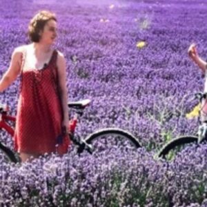Bennu Yıldırımlar Instagram - Fransa. #tbt leri💜💜💜 güzel günleri beklerken biraz içimiz açılsın 🙋🏻‍♀️ #iztv @eylemyildiz 🦋🦋🦋