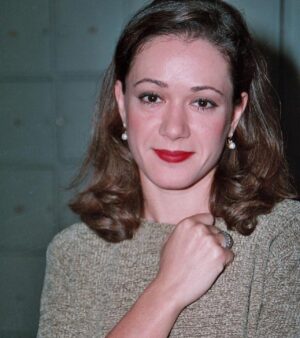 Bennu Yıldırımlar Instagram - Arkadaşım @nesrinkadioglu bana güzel bir sürpriz yaptı yine🥰 1998 den #tbt ...🌹🌹🌹
