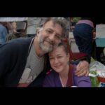 Bennu Yıldırımlar Instagram - Konservatuvardan dönem arkadaşım #celalperk ile Londra ‘dan İstanbul ‘a geldiğinde görüşmeye özen gösteririz. Bu sefer ben geldim Londra ‘ya… Ne güzel ki tekrar görüşebildik. 1985-2022 pozlarımızla #tbt nin #tbt sini uygulamaya çalıştık 🥰🥰🥰 birinci fotoğrafı #vehbikoca çekti. Sevdiğimiz insanları görmeye devam🍀🍀🍀🙋🏻‍♀️