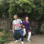Bennu Yıldırımlar Instagram - Konservatuvardan dönem arkadaşım #celalperk ile Londra ‘dan İstanbul ‘a geldiğinde görüşmeye özen gösteririz. Bu sefer ben geldim Londra ‘ya… Ne güzel ki tekrar görüşebildik. 1985-2022 pozlarımızla #tbt nin #tbt sini uygulamaya çalıştık 🥰🥰🥰 birinci fotoğrafı #vehbikoca çekti. Sevdiğimiz insanları görmeye devam🍀🍀🍀🙋🏻‍♀️