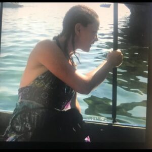 Bennu Yıldırımlar Instagram - Yakın dostlarım bilirler ama🥰...Ben bile yaz mevsimini özledim😎 suyun yanında  #tbt si 🎈🎈🎈