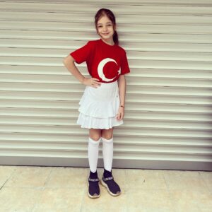 Beren Gençalp Instagram - Tüm dünya çocuklarının 23 Nisan Ulusal Egemenlik ve Çocuk Bayramını kutluyorum🇹🇷🇹🇷🇹🇷

#23nisanulusalegemenlikveçocukbayramı #atatürk #çocuk #bayram #türk #türkbayrağı