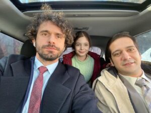 Beren Gençalp Instagram - Yiğit ve Anıl abimle🥰🥰🥰 

Evlilik Hakkında Herşey bu akşam yeni bölümüyle Fox TV de🎬 Hepinizi ekran başına bekliyoruz♥️
@yigitkirazci @celikanil @evlilikhkhersey @foxturkiye @mfyapimtv #berengençalp #yiğitkirazcı #anılçelik #evlilikhakkındaherşey #foxtvturkiye #gökçebahadır #mfyapım