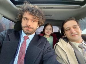 Beren Gençalp Instagram - Yiğit ve Anıl abimle🥰🥰🥰 

Evlilik Hakkında Herşey bu akşam yeni bölümüyle Fox TV de🎬 Hepinizi ekran başına bekliyoruz♥️
@yigitkirazci @celikanil @evlilikhkhersey @foxturkiye @mfyapimtv #berengençalp #yiğitkirazcı #anılçelik #evlilikhakkındaherşey #foxtvturkiye #gökçebahadır #mfyapım