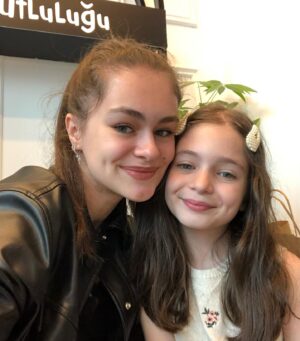 Beren Gençalp Instagram - Canım ablammmmm 
❤️🧡💛💚💙💜🖤🤍 @beyzagencalp