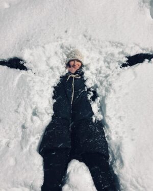Berenika Kohoutová Instagram - Ahoj🤍
Tak vám taky přeju, moji milí. 
Ať jste štastný
Ať jste spolu
Ať po studenejch tvářích vždycky přijde telpej čaj
Ať padáte jen do měkkýho, když už musíte padat
Ať je kolem vás vždycky někdo, kdo vám umí nastavit zrcadlo
Ať jste se svýma dětma co nejvíc
Ať se vás nikdo neptá, kdy budete mít děti, pokud je nechcete mít
Ať se můžete právoplatně vzít, když jste holka a holka nebo kluk a kluk
Ať máte v srdci lásku
Ať jste míň na instagramu a hodně v divadle/na koncertech/v tělocvičně/v sauně/u moře

Ahoj 23 a vítej 24! Těšim se na Tebe💓