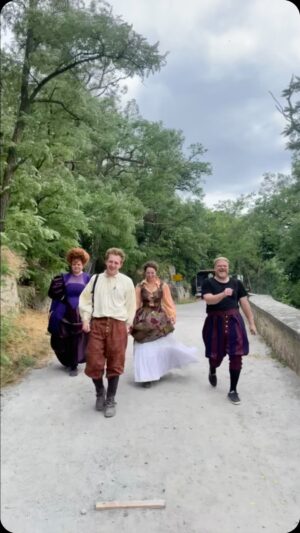 Berenika Kohoutová Instagram - Tak už vám tady můžu ukázat tendle majstrštyk. Já nevim, jakej moment z toho je nejlepší, všechno je to na Oscara. 
@lukasprikazky @sabina.remundova @petr.peknic @mark_kristian_hochman @filousch 

Děkuju vám. Miluju vás.