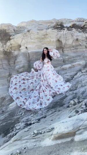 Berna Üçkaleler Instagram - Fotoğraflar çok yakında geliyor 🥂

#fashionstyle #reels #fashion #shooting #shootingday #me #stylish #dresses #streetphotography