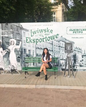 Berna Üçkaleler Instagram - Bir zamanlar Lviv 😢 Eğlencesine, huzuruna ve mutluluğuna aşık olduğumuz özgür şehir. Belki de en eğlendiğimiz seyahatlerimizden biriydi. Şimdi ekranlardaki halini görmek içimizi acıtıyor. 
#slavaukraini 

#savaşahayır