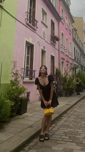Berna Üçkaleler Instagram - Karşıma ne çıktı 🤩 

#stgermain #champelysees #paris #france #montmartre #lifestyle #fashionstyle #me
