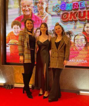 Berna Üçkaleler Instagram - Dün benim için çok özeldi. Öncelikle her koşulda, karşılıksız ve sonsuz sevgileriyle yanımda olan annem ve kocama ilk teşekkürüm. Ardından tabi ki Adnan’a, beni bu projeye dahil edip, gözü kapalı güvenen canımın içine🙏 Güzeller güzeli menajerlerim Ceyda’m ve Gülin’ime. Ve tabi gecede bizi yalnız bırakmayan tüm arkadaşlarımıza tek tek teşekkür ederim. Ahhh ne kıymetlisiniz, iyi ki varsınız🙏✨✨✨ hepinizi çok seviyorum🙏✨🤍🤍🤍