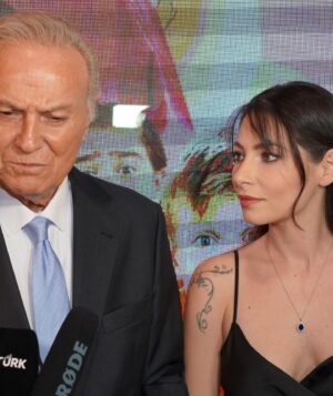 Berna Üçkaleler Instagram - Dün benim için çok özeldi. Öncelikle her koşulda, karşılıksız ve sonsuz sevgileriyle yanımda olan annem ve kocama ilk teşekkürüm. Ardından tabi ki Adnan’a, beni bu projeye dahil edip, gözü kapalı güvenen canımın içine🙏 Güzeller güzeli menajerlerim Ceyda’m ve Gülin’ime. Ve tabi gecede bizi yalnız bırakmayan tüm arkadaşlarımıza tek tek teşekkür ederim. Ahhh ne kıymetlisiniz, iyi ki varsınız🙏✨✨✨ hepinizi çok seviyorum🙏✨🤍🤍🤍