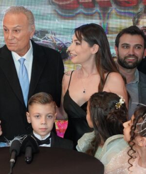 Berna Üçkaleler Instagram - Dün benim için çok özeldi. Öncelikle her koşulda, karşılıksız ve sonsuz sevgileriyle yanımda olan annem ve kocama ilk teşekkürüm. Ardından tabi ki Adnan’a, beni bu projeye dahil edip, gözü kapalı güvenen canımın içine🙏 Güzeller güzeli menajerlerim Ceyda’m ve Gülin’ime. Ve tabi gecede bizi yalnız bırakmayan tüm arkadaşlarımıza tek tek teşekkür ederim. Ahhh ne kıymetlisiniz, iyi ki varsınız🙏✨✨✨ hepinizi çok seviyorum🙏✨🤍🤍🤍