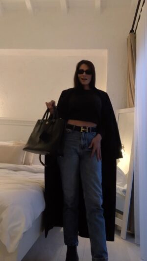 Berna Üçkaleler Instagram - SophistiCAT 🐈‍⬛ belki yeni markamızın ismi, belki videoya yakıştırdığım 🖤

#reels #fashion #fashionstyle #lifestyle #new #asmr #travel #girl #shootingday #picoftheday #happy