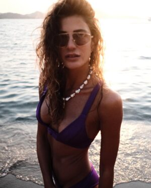 Berrak Tüzünataç Instagram - 🌊💜☀️