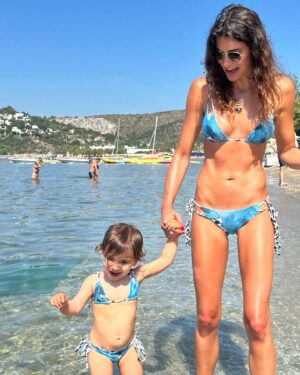 Berrak Tüzünataç Instagram - Who wore it better ? #WeirdAuntActivated 🫠🧿♥️👍🏼 📸: @ozpirincci