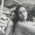 Berrak Tüzünataç Instagram - French new waving with amore @yazyuceil 🌹 ❤️‍🔥🌹 & Aegean joy w @yuzu.mag 📸 : @firatcelik 🤍. #reklam