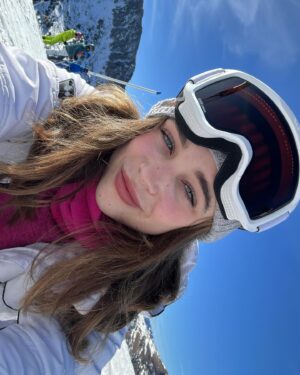 Berta Castañé Instagram - He pasado un finde muy guay y relajante en @caldea_andorra ✨🤍 
Aún así, tengo que decir que me ha entrado un poco de miedo al ver que NO HAY CASI NIEVE. Poco a poco podemos ver el impacto del cambio climático y es aterrador. Hace mucho calor cuando no debería…. y asusta.