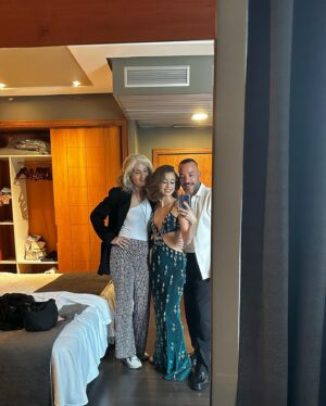 Berta Castañé Instagram - Muy contenta del día que pasamos en el @festval_oficial presentando #TodosMienten2 🤍✨🕊️
Y el mejor equipo detrás:
MUAH @mr.davidlopez x @chanel.beauty 
Style @paola_barrachina