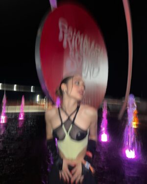 Berta Castañé Instagram - ESTRELLA DAMM X PRIMAVERA SOUND BY DABID MUÑOZ 🔥✨
 @estrelladamm @primavera_sound 
@elgoxo 
@dabizdiverxo 
• 
Vestida x @paolasb4 ✨
@patequilux @mod_wave_movement @alexahofficial @loi_agency