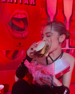 Berta Castañé Instagram - ESTRELLA DAMM X PRIMAVERA SOUND BY DABID MUÑOZ 🔥✨
 @estrelladamm @primavera_sound 
@elgoxo 
@dabizdiverxo 
• 
Vestida x @paolasb4 ✨
@patequilux @mod_wave_movement @alexahofficial @loi_agency